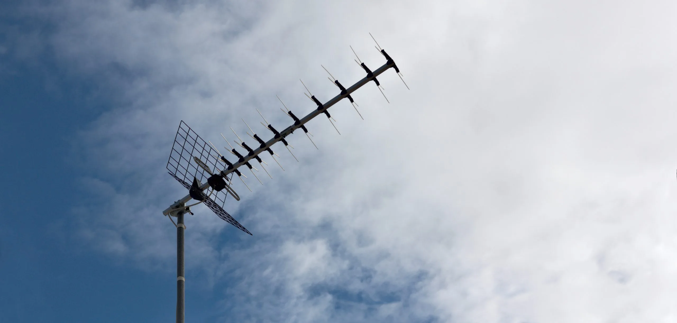 tv-antenna-on-roof3